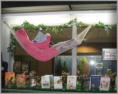Kreativ gestaltetes Buchhandlungsschaufenster mit Hängematte und Büchern
