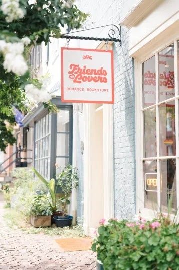 Charmanter Buchladen mit Schild „Friction Romance Bookstore